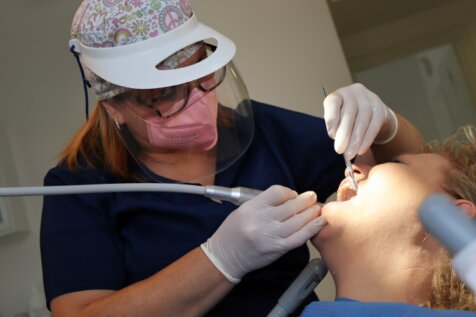 Interno studio dentistico moderno con apparecchiature