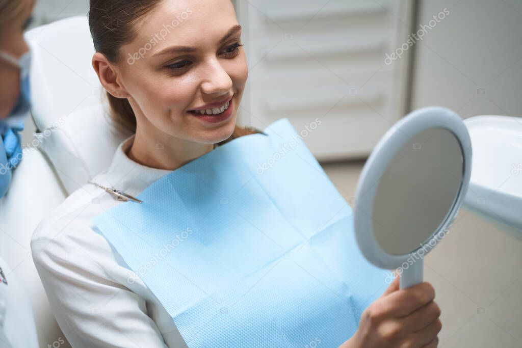 Sorriso luminoso davanti allo specchio